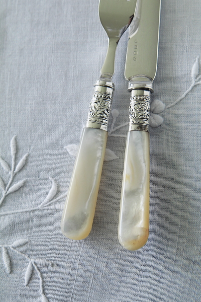 ハンドエングレーヴィングのデザートナイフ＆フォーク　イギリス　アンティークストリュフ