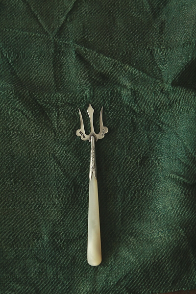 マザーオブパールハンドルのシルバーホーク　ブレッドフォーク　ミニフォーク　イギリス　アンティークストリュフ