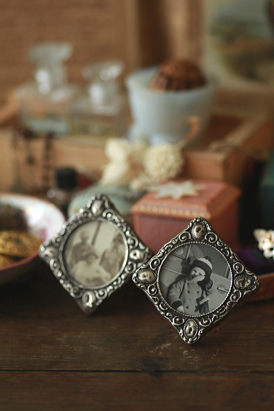 銀飾りの小さなフォトスタンド　イギリス　アンティークストリュフ 20250530