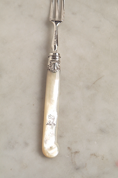 スターリングシルバーデザートフォーク　マザーオブパールハンドル　龍紋　William Gibson & John Lawrence Langman　イギリス　アンティークストリュフ