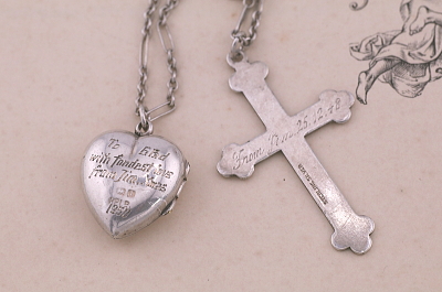 クロスとハートロケット　シルバーペンダントネックレス　イギリス　アンティークストリュフ