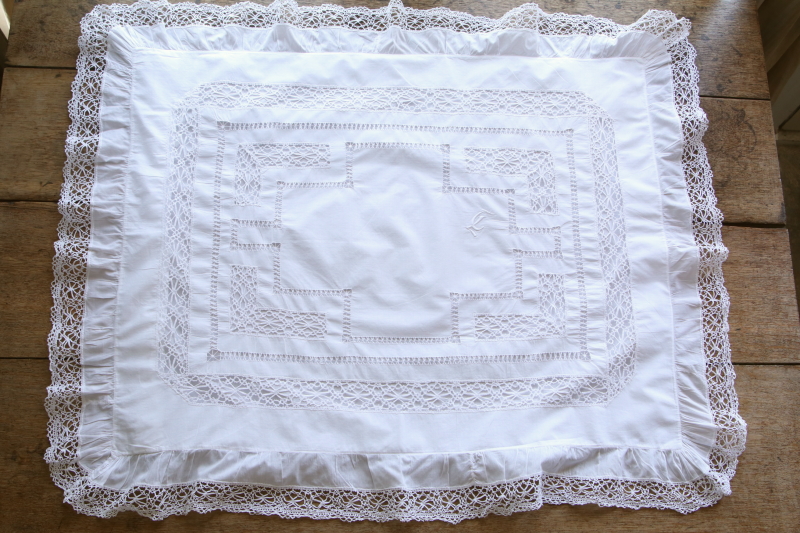 ボビンレースのクッションカバーペア　イギリス　アンティークストリュフ