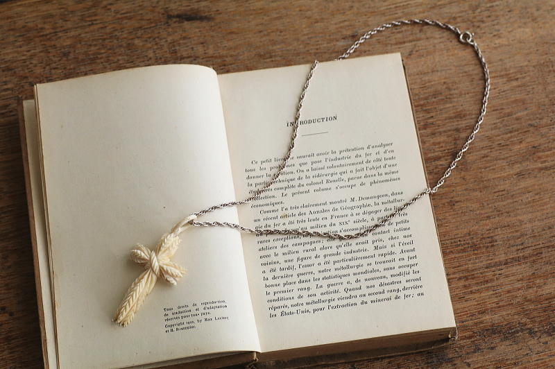 アイボリーペンダント　麦穂の十字架 ヨーロッパ　アンティークストリュフ