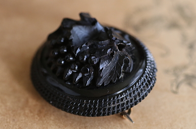 薔薇のジェットブローチ　イギリス　ヴィクトリアン アンティークストリュフ