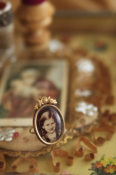 薔薇飾りの小さなフォトスタンド　ヨーロッパ アンティークストリュフ