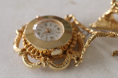 リボンのエナメルウォッチブローチ　corocraft アメリカ　イギリス　アンティークストリュフ