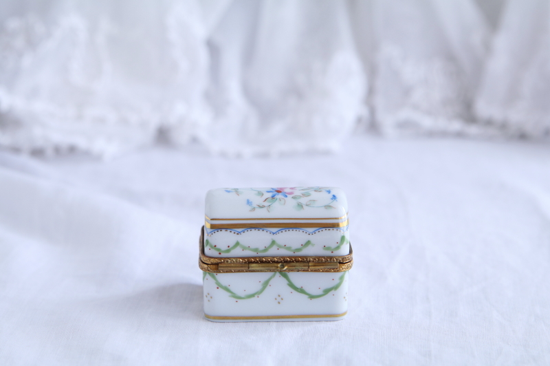 リモージュポーセリンボックス　limoges フランス　アンティークストリュフ