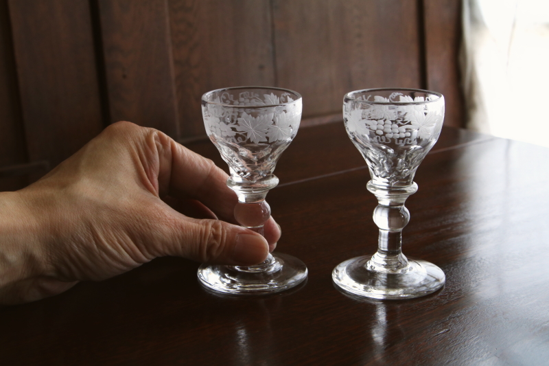 葡萄文カットクリスタルリキュールグラス　ヴィクトリアン　イギリス　アンティークストリュフ