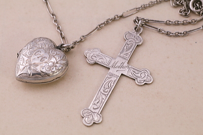 クロスとハートロケット　シルバーペンダントネックレス　イギリス　アンティークストリュフ
