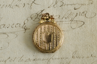 ゴールドトーンメタル　ロケットチャーム　ペンダント　イギリス　アンティークストリュフ