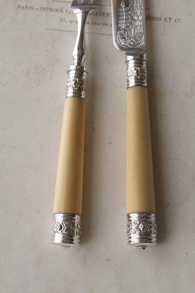 エングレービングのデザートナイフアンドフォーク　アイボリーハンドル　象牙　イギリス アンティークストリュフ