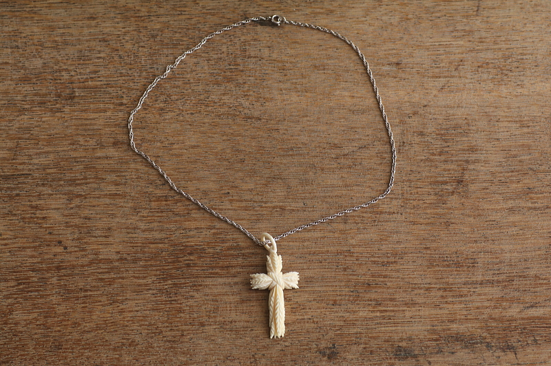 アイボリーペンダント　麦穂の十字架 ヨーロッパ　アンティークストリュフ