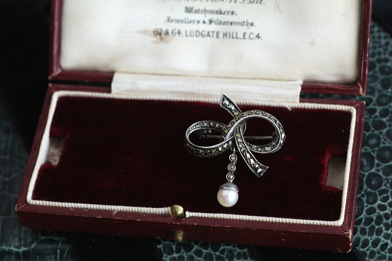 パールアンドマーカサイトシルバーブローチ　ヨーロッパ　アンティークストリュフ