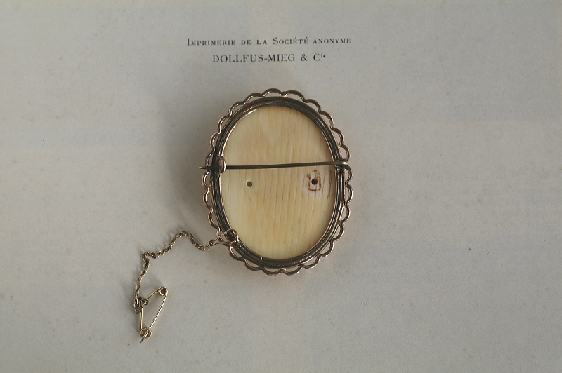 アイボリーカメオブローチ　小椅子の聖母　フランス アンティークストリュフ