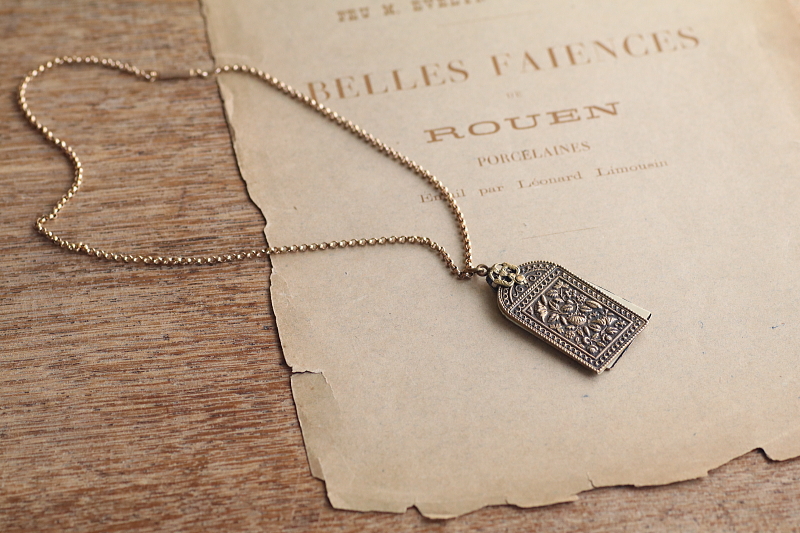 花のレリーフのカルネドバル　ヨーロッパ アンティークストリュフ