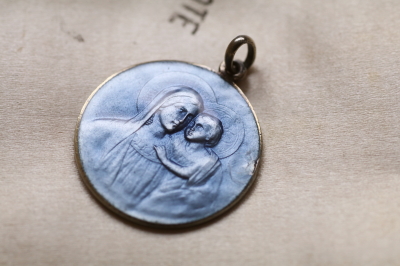 カラーエナメルのメダイ　スペイン　アンティークストリュフ