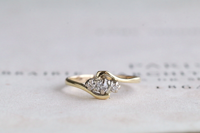 スリーダイヤモンドクロスオーバーリング　イギリス　エンゲージ　アンティークストリュフ