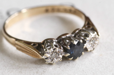 ブルーサファイアアンドダイヤ　3ストーンリング　イギリス　アンティークストリュフ