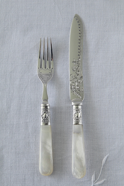 ハンドエングレーヴィングのデザートナイフ＆フォーク　イギリス　アンティークストリュフ