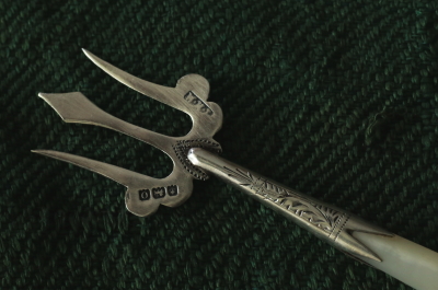 マザーオブパールハンドルのシルバーホーク　ブレッドフォーク　ミニフォーク　イギリス　アンティークストリュフ