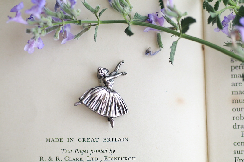 バレリーナシルバーブローチ　イギリス　アンティークストリュフ