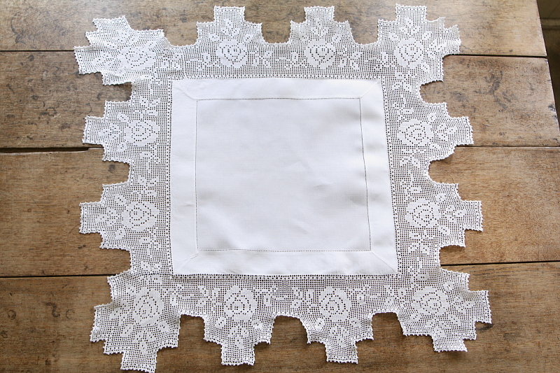 薔薇のクロッシェのスモールテーブルクロス　イギリス　アンティークストリュフ