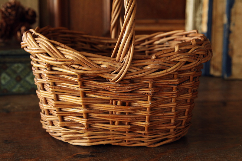 小さなハンドルバスケット　イギリス　チャイルドバスケット　アンティークストリュフ