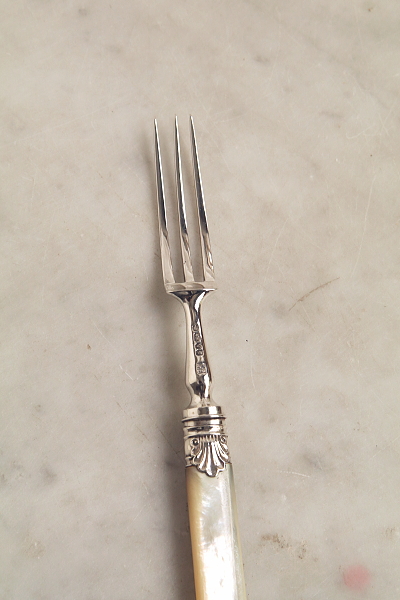 スターリングシルバーデザートフォーク　マザーオブパールハンドル　龍紋　William Gibson & John Lawrence Langman　イギリス　アンティークストリュフ