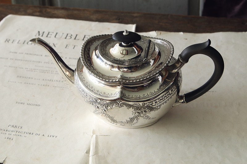 ハンドエングレーヴドシルバープレートティーポット　ヴィクトリアン　イギリス　アンティークストリュフ