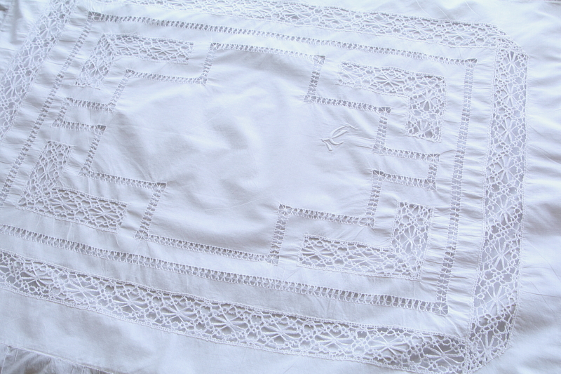 ボビンレースのクッションカバーペア　イギリス　アンティークストリュフ