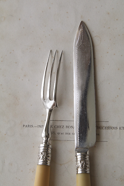 エングレービングのデザートナイフアンドフォーク　アイボリーハンドル　象牙　イギリス アンティークストリュフ
