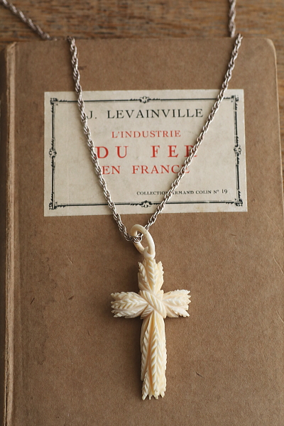 アイボリーペンダント　麦穂の十字架 ヨーロッパ　アンティークストリュフ