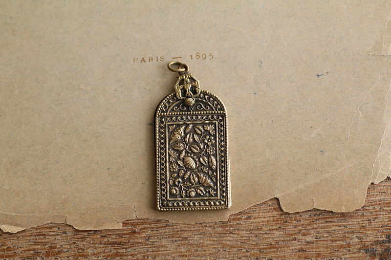 花のレリーフのカルネドバル　ヨーロッパ アンティークストリュフ