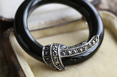 オニキスサークルブローチ　マーカサイト　シルバー　ヨーロッパ　アンティークストリュフ