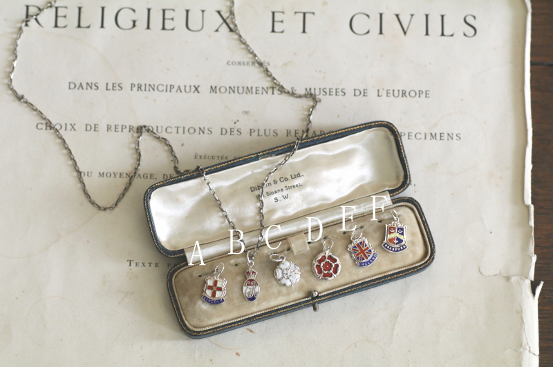 紋章のエナメルシルバーチャーム　イギリス　アンティークストリュフ