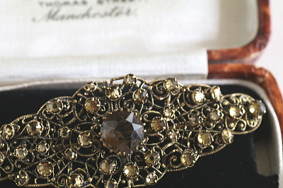 トパーズガラス　フィリグリーブローチ　ヨーロッパ　アンティークストリュフ