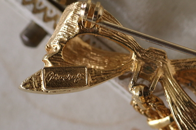 リボンのエナメルウォッチブローチ　corocraft アメリカ　イギリス　アンティークストリュフ