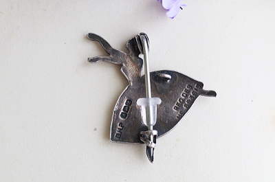 バレリーナシルバーブローチ　イギリス　アンティークストリュフ