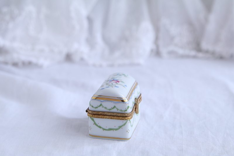 リモージュポーセリンボックス　limoges フランス　アンティークストリュフ