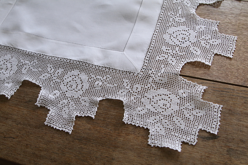 薔薇のクロッシェのスモールテーブルクロス　イギリス　アンティークストリュフ