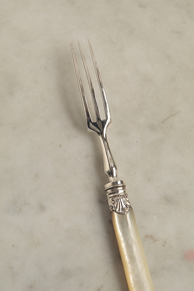 スターリングシルバーデザートフォーク　マザーオブパールハンドル　龍紋　William Gibson & John Lawrence Langman　イギリス　アンティークストリュフ