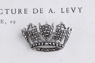 ネイバルクラウンのシルバーマーカサイトブローチ　イギリス　アンティークストリュフ