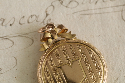 ゴールドトーンメタル　ロケットチャーム　ペンダント　イギリス　アンティークストリュフ