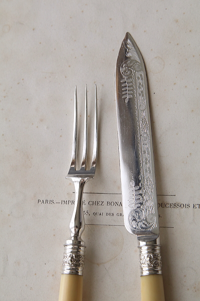 エングレービングのデザートナイフアンドフォーク　アイボリーハンドル　象牙　イギリス アンティークストリュフ