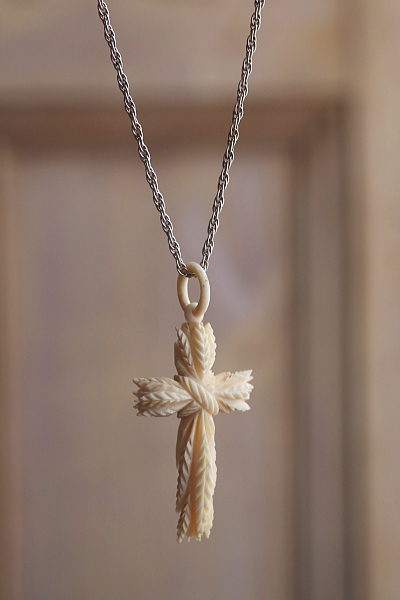 アイボリーペンダント　麦穂の十字架 ヨーロッパ　アンティークストリュフ