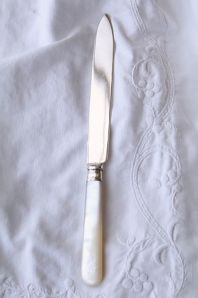 マザーオブパールハンドル　シルバーケーキナイフ　Isac Ellis & Sons アンティークストリュフ