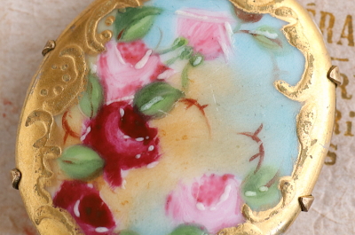 薔薇のポーセリンブローチ　ヨーロッパ アンティークストリュフ