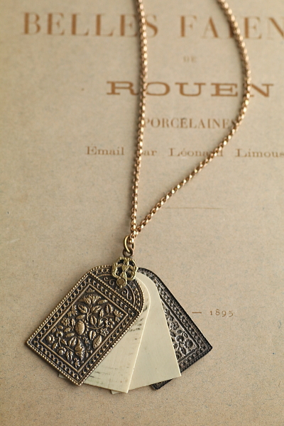 花のレリーフのカルネドバル　ヨーロッパ アンティークストリュフ