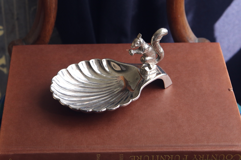 リスのナッツディッシュ　seba イギリス　アンティークストリュフ