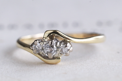 スリーダイヤモンドクロスオーバーリング　イギリス　エンゲージ　アンティークストリュフ